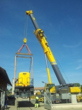 Grúa de 250 tm. cargando locomotora