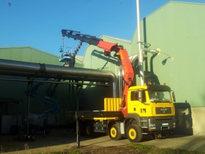 CAMION GRUA CAMBIANDO SINFÍN EN FABRICA