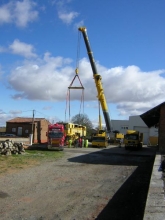 Grúa de 250tm. cargando bateadora.