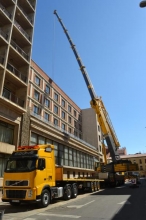 Grúa de 250 tm. montando maquinas de aire acondicionado en Hotel Conde Luna.