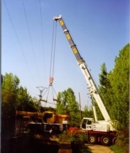 GRUA DE 100TM. METIENDO GRUA 30TM. EN  CANAL