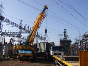 GRUA DE 200TM. CARGANDO TRANSFORMADOR DE 72TM. EN SUBESTACION