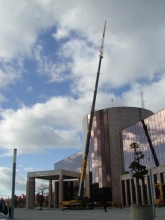 GRUA DE 200TM. MONTANDO EQUIPO DE CLIMATIZACION EN EDIFICIO DE JUNTA DE CASTILLA Y LEON