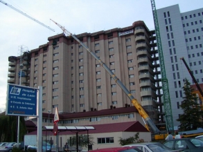 GRUA DE 200TM. SUBIENDO MATERIAL EN EL HOSPITAL DE LEON