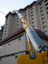 GRUA DE 200TM. SUBIENDO VIGAS EN EL HOSPITAL DE LEON