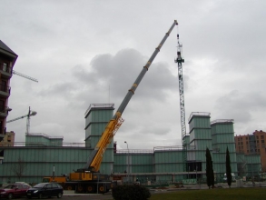 GRUA DE 200TM DESMONTANDO GRUA TORRE EN EL MUSAC DE LEON