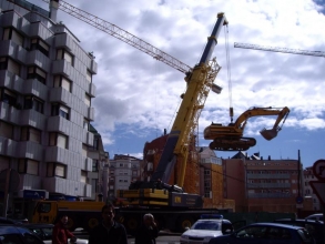 GRUA DE 250TM. SACANDO MAQUINA RETROEXCAVADORA  DE UN VACIADO