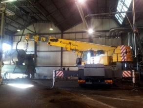GRUA DE 80 TM. SACANDO DIGESTOR EN FABRICA