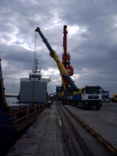 Descarga de barco en el puerto de El Musel en Gijon.
