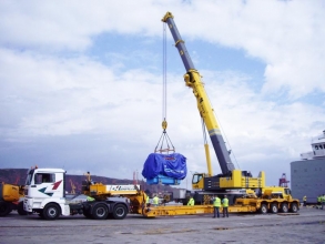 Descarga de motor de 73 tm. Rolls Royce de un barco en el puerto de El Musel en  Gijón. 