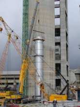 MONTAJE DE CHIMENEA CON GRUA DE 200TM. EN FABRICA DE CEMENTO