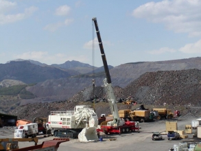 Montaje de retro Terex RH 120-E en mina de cielo abierto.