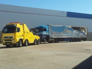 REMOLCAJE DE TRAILER ACCIDENTADO