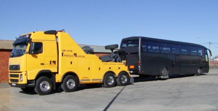 Servicio de remolcaje de autocar en carretera.